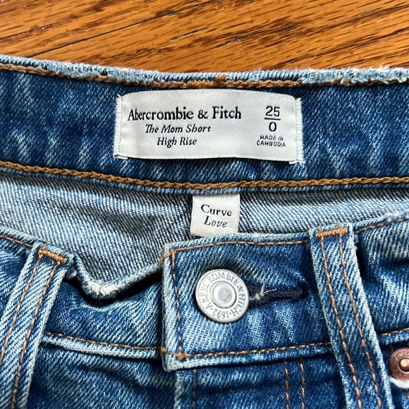 Abercrombie Curve Love High Rise Mom Short - Picture 3 of 3